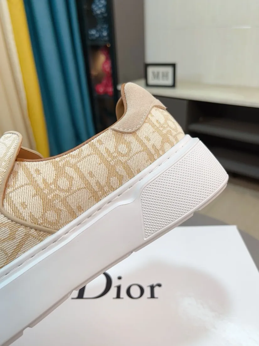 Men's men's shoes 💰380🌸🌸[Dior] 25ss new product B01 moral training shoes. The toe dimension design of the couple's style is a bit wider. The upper foot comfort is perfect. The threads are beautiful. Perfectly adaptable to trousers. Decorated with various classic details. It is an ideal choice for daily styling. Can be matched with various casual items to create exquisite looks. Fabric: top layer cowhide/lining sheepskin TPU original outsole Code number: 38-44, 45 customized